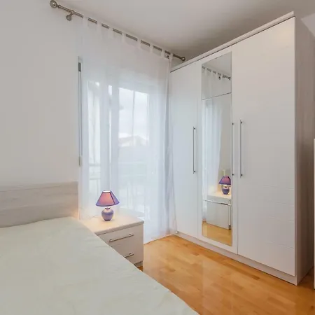 Rose Near Airport & Sea Apartment Split
